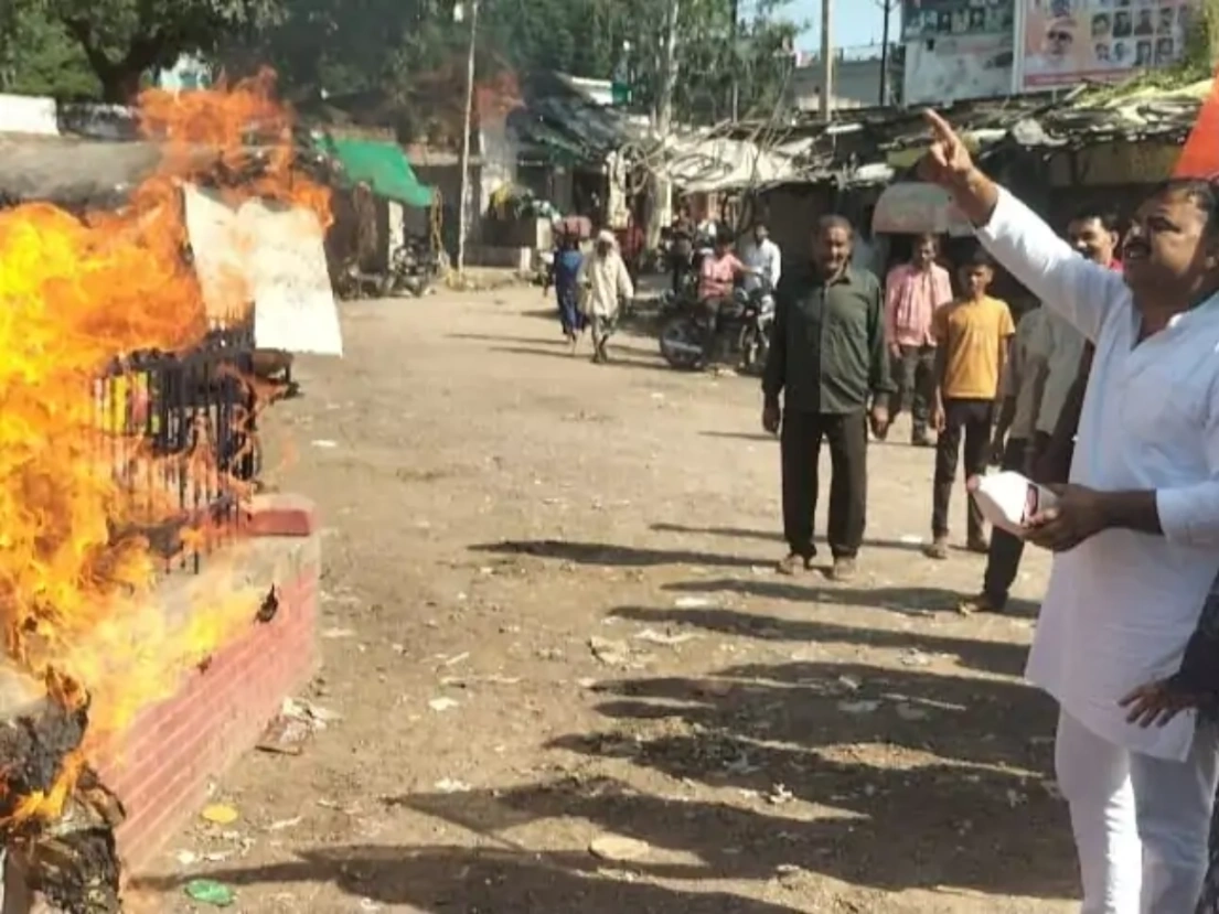 टीकमगढ़: कांग्रेस का उग्र प्रदर्शन, CEC ज्ञानेश कुमार का मांगा इस्तीफा, फूंका पीएम मोदी का पुतला