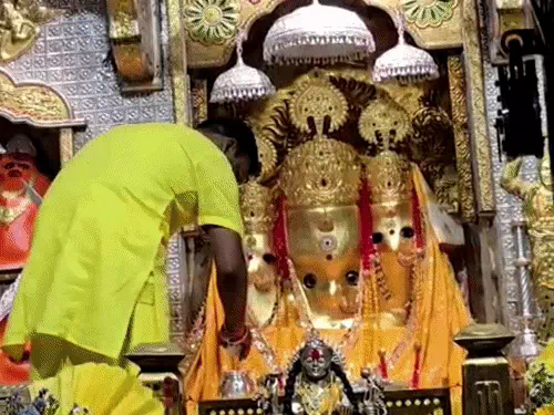 मध्य प्रदेश में शारदीय नवरात्र की धूम: 2 करोड़ की चांदी से सजा बिजासन माता का गर्भगृह, मैहर-बगलामुखी में उमड़ा जनसैलाब