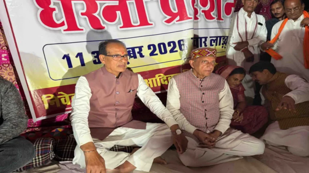 बुधनी में आदिवासियों के घरों पर चला बुलडोजर, अपनी ही सरकार के खिलाफ धरने पर बैठे शिवराज सिंह चौहान