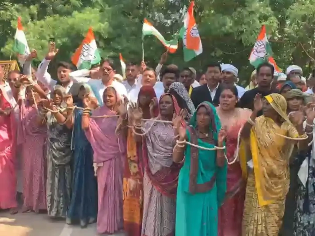 दमोह: हाथों में रस्सी बांधकर कलेक्ट्रेट पहुंचे आदिवासी, 50 साल से काबिज जमीन निजी संस्था को देने का विरोध