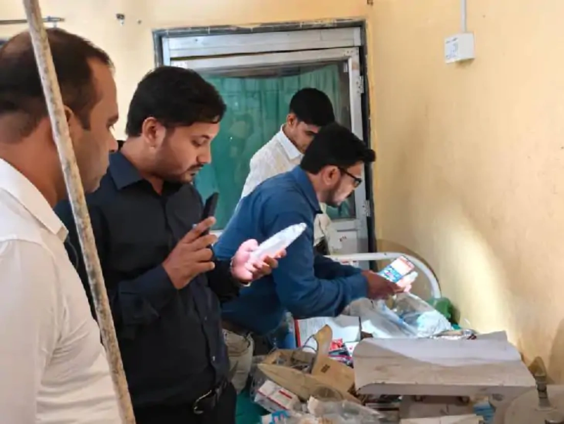 जबलपुर: बिना रजिस्ट्रेशन चल रहा था अस्पताल, 23 तरह की एक्सपायरी दवाएं मिलीं; युवक की मौत के बाद हुआ सील