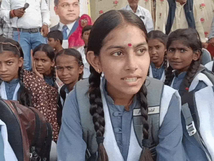 रीवा: सड़क निर्माण न होने से नाराज स्कूली बच्चे बैठे धरने पर, 10 लाख का बजट पास होने के बाद भी काम ठप