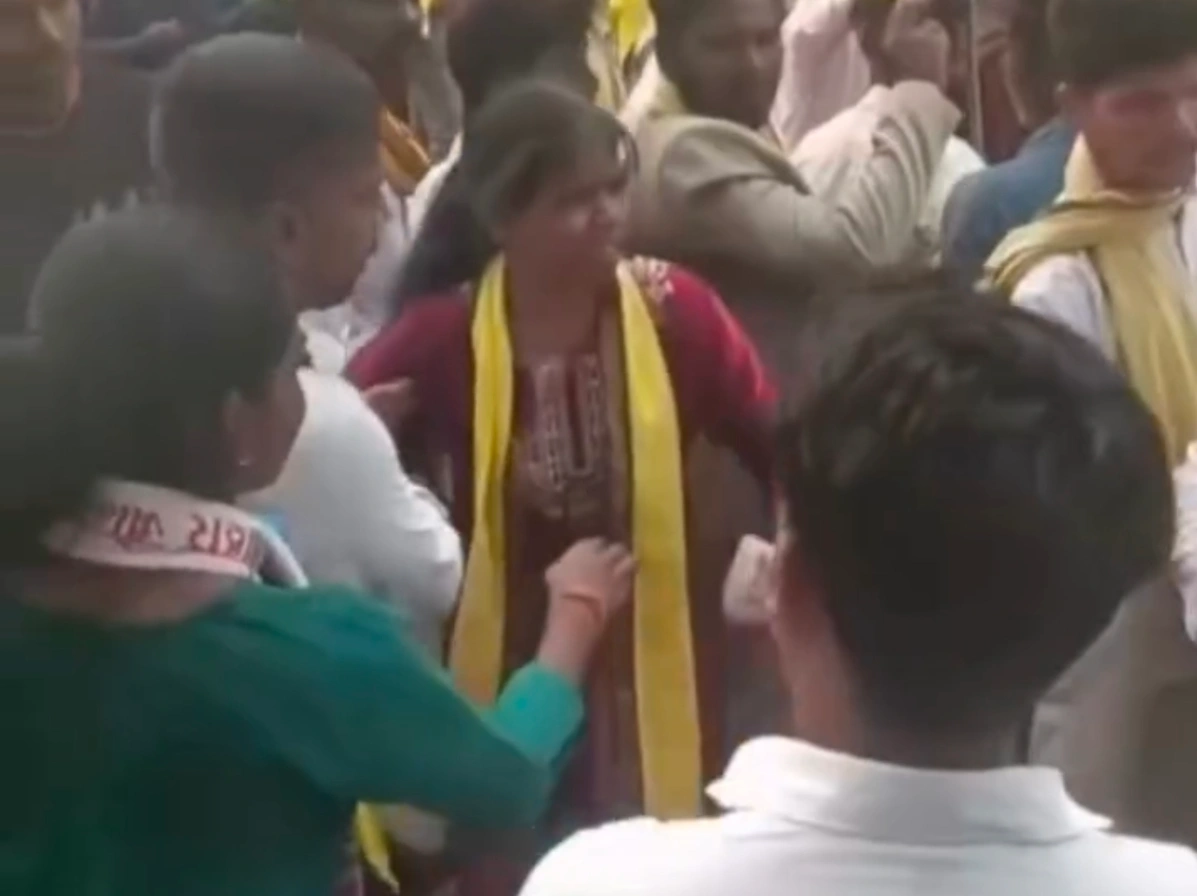 भोपाल में जयस प्रदर्शन के दौरान जोरदार बवाल: टीआई पर एफआईआर की मांग को लेकर पुलिस से तीखी झड़प, महिला कार्यकर्ता पर आरक्षक को थप्पड़ मारने का आरोप