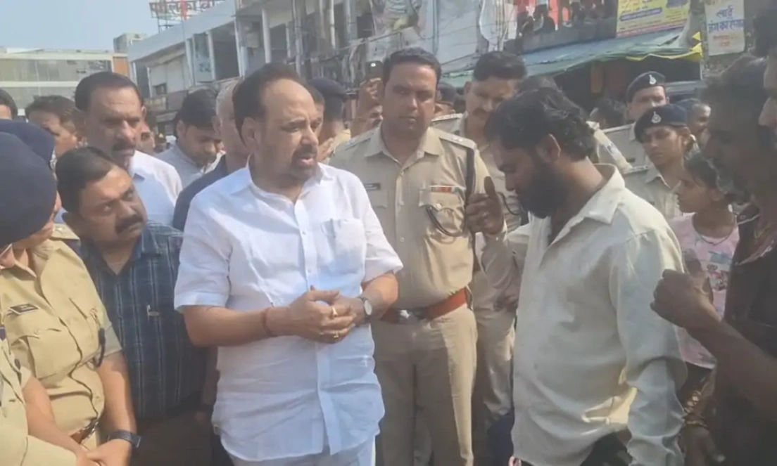दमोह जिले में सनसनीखेज वारदात: गढ़ाकोटा निवासी युवक की हत्या के विरोध में सड़क पर शव रखकर चक्काजाम, आरोपियों पर बुलडोजर चलाने की मांग