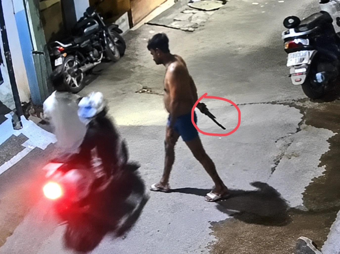 छतरपुर के मातवाना मोहल्ले में दुर्गा पंडाल के पास खूनी संघर्ष: स्कूटी की डिग्गी से कट्टा निकालकर युवक पर की ताबड़तोड़ फायरिंग, हाथ में हथियार लहराने वाला मुख्य आरोपी गिरफ्तार