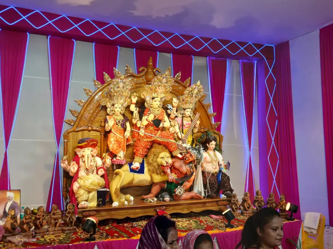 सागर में आस्था का अद्भुत संगम: पुरव्याऊ टौरी पर 122 सालों से जीवंत है 'कांधे वाली काली' की अनूठी परंपरा, मशाल की रोशनी में भक्त कंधों पर बैठाकर देते हैं मां को विदाई  