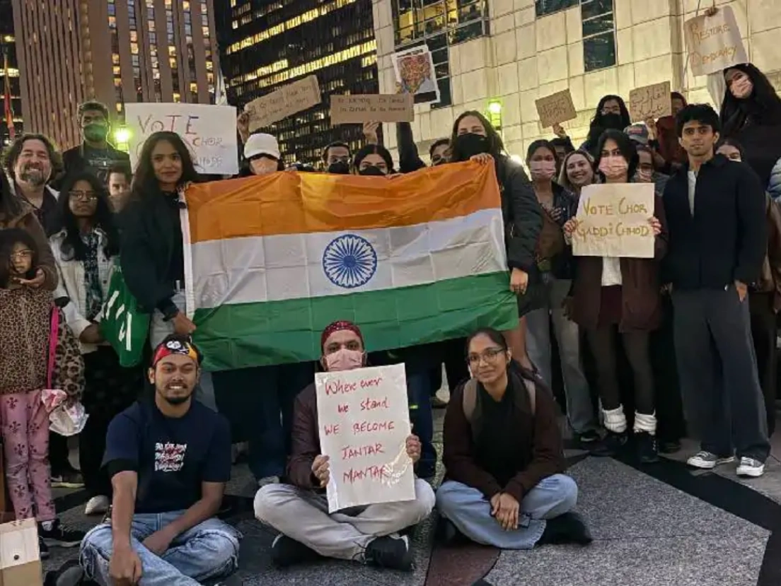 शिकागो में मतदाता सूची से नाम हटाने के विरोध में प्रदर्शन, 50 से अधिक भारतीयों ने उठाई आवाज