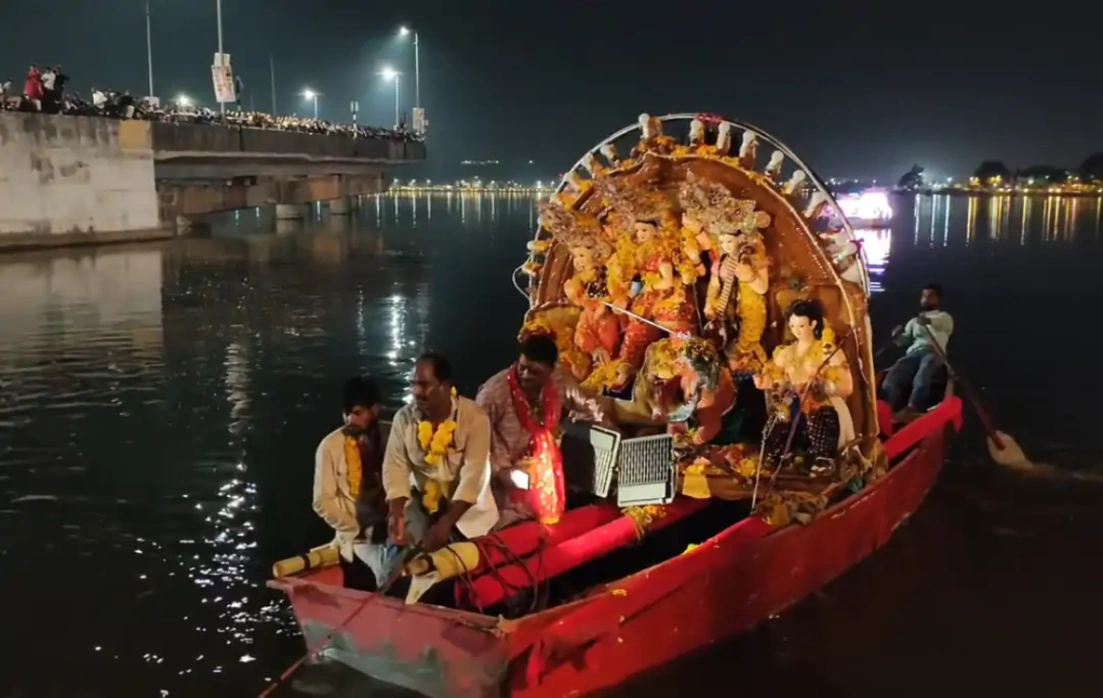 सागर में आस्था और परंपरा का अद्भुत सैलाब: 'कांधे वाली काली' को विदाई देने उमड़ा पूरा शहर, जलती मशाल और 'चल माई-चल माई' के जयकारों के बीच तीनबत्ती पर हुई भव्य आतिशबाजी