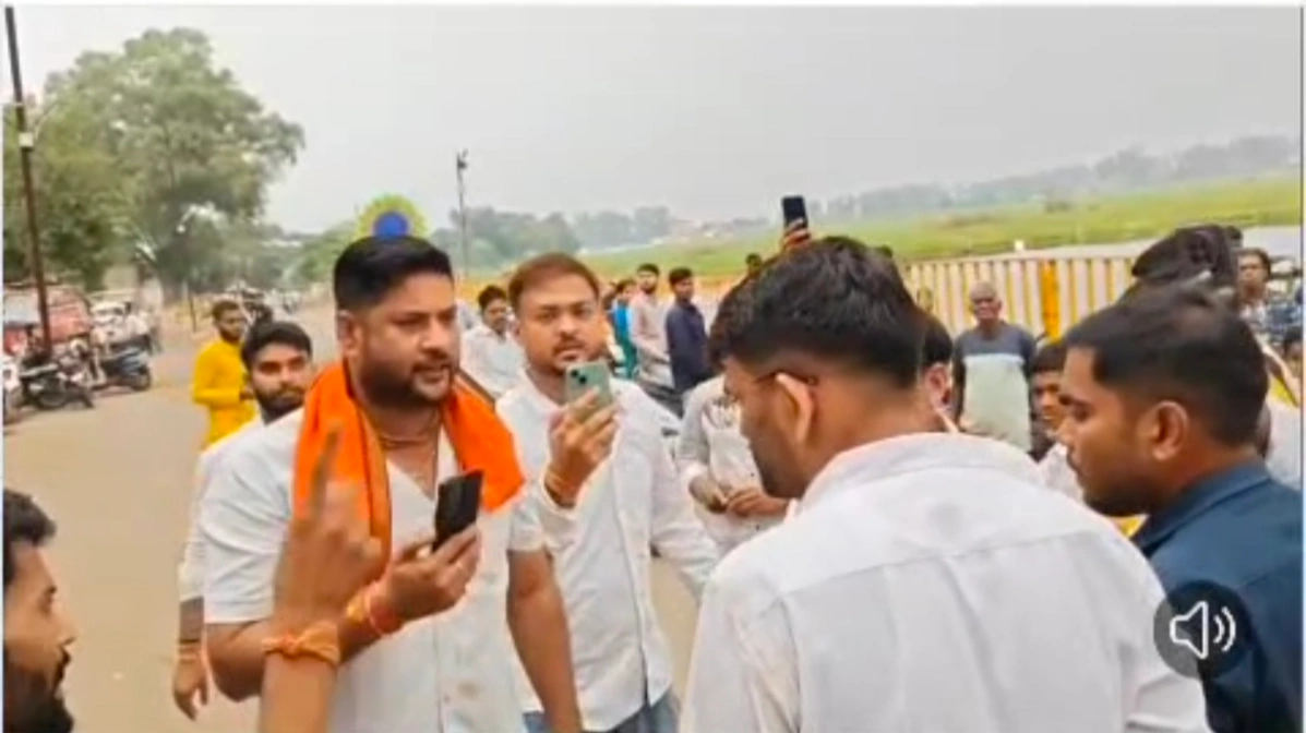 दमोह में विजयादशमी पर बड़ा प्रशासनिक विवाद: देवी विसर्जन के दौरान नगर पालिका सीएमओ के साथ दुर्गा उत्सव समिति के लोगों ने की मारपीट, जातिसूचक गालियां देकर किया अपमानित