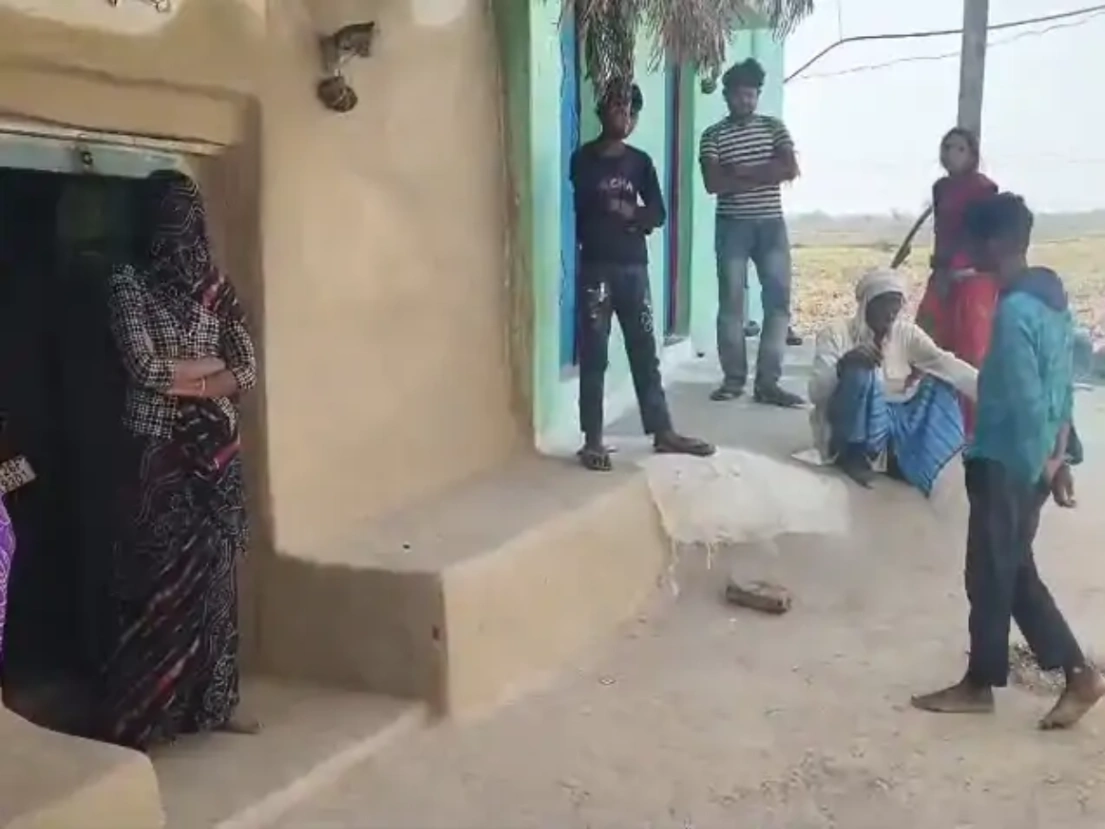 देसी मुर्गा और 1 हजार रुपए के विवाद में खूनी संघर्ष: घर पर ताबड़तोड़ फायरिंग कर दहशत फैलाने वाला आरोपी फरार, जान बचाकर भागे ग्रामीण; पुलिस ने दर्ज किया केस