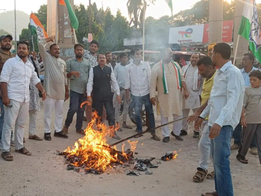 अजयगढ़ में कांग्रेस का विरोध प्रदर्शन: 'वोट बचाओ, देश बचाो' रैली निकालकर मुख्य चुनाव आयुक्त का फूंका पुतला