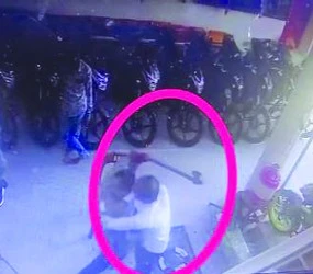 मालथौन में खौफनाक वारदात: साहिल होंडा शोरूम में घुसकर संचालक पर कुल्हाड़ी से जानलेवा हमला, सीसीटीवी फुटेज आया सामने; गनीमत रही कि टल गई बड़ी अनहोनी