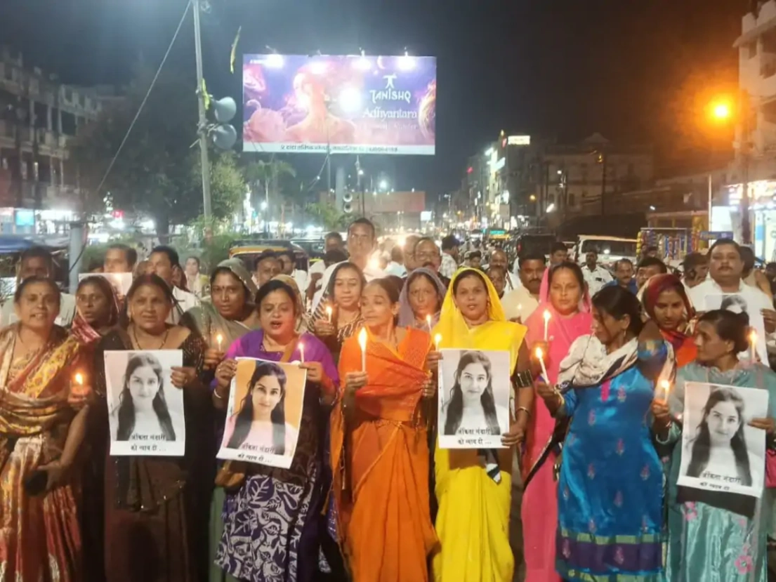 अंकिता भंडारी को न्याय की मांग: सागर में महिला कांग्रेस ने निकाला कैंडल मार्च, वीआईपी चेहरे को बेनकाब करने की उठाई जोरदार मांग