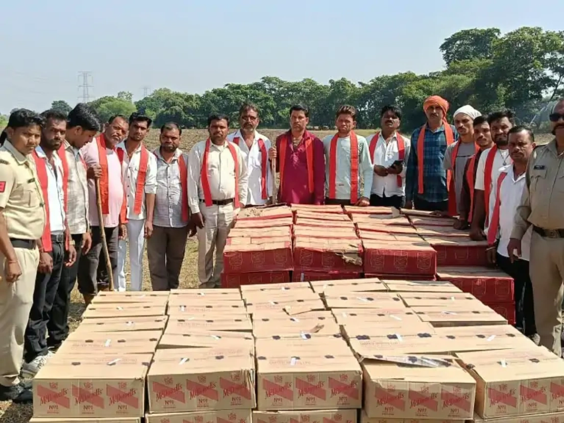 दमोह में खेत से मिली 200 पेटी अवैध शराब: भगवती मानव कल्याण संगठन की सूचना पर पथरिया पुलिस का एक्शन, पिकअप वाहन जब्त; आरोपियों की तलाश जारी