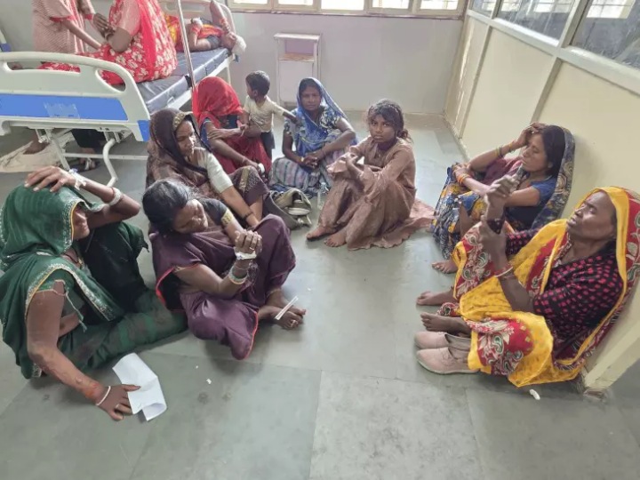 छतरपुर में मजदूरों से भरी पिकअप पलटी: 37 घायल, 16 की हालत गंभीर; कटनी से मूंगफली की फसल निकालने आ रहे थे ग्रामीण