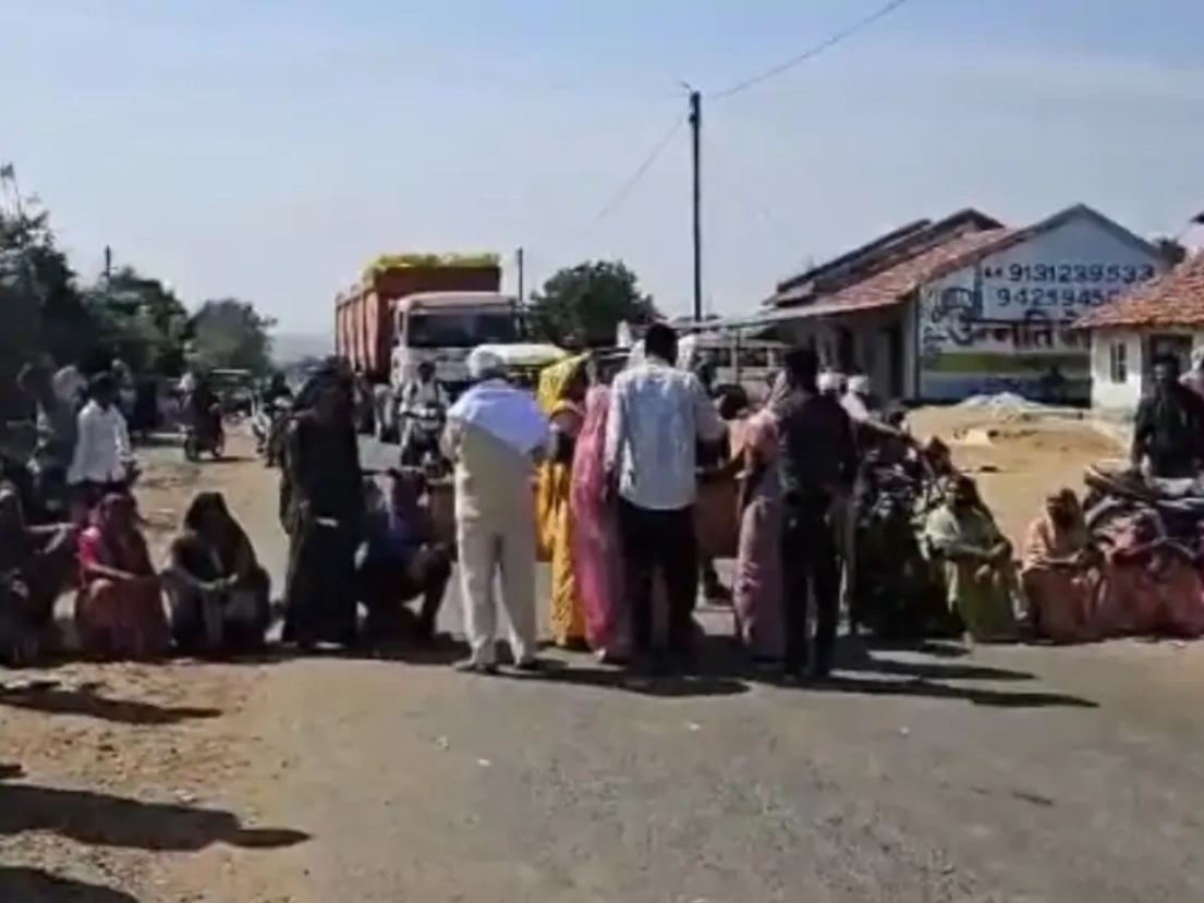 सिवनी में महिलाओं का फूटा गुस्सा: अवैध शराब बिक्री के विरोध में लखनादौन-मंडला हाईवे पर किया चक्काजाम; पुलिस की समझाइश के बाद माने ग्रामीण