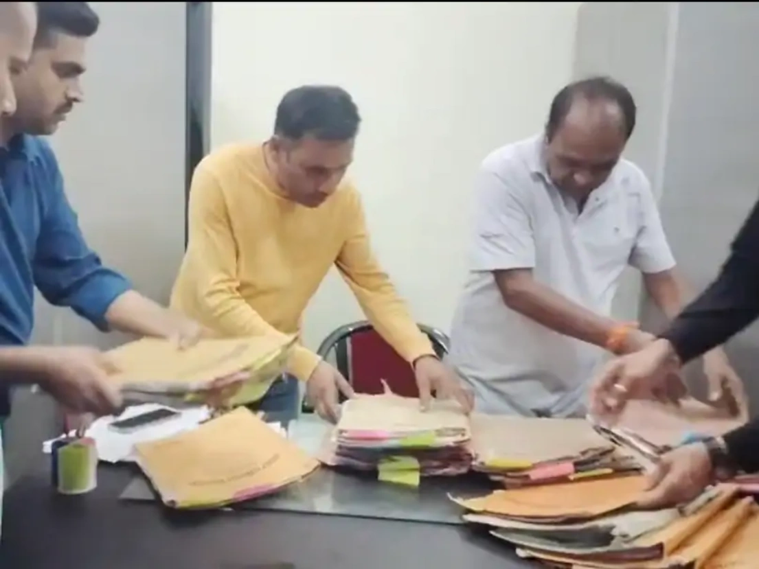 कटनी नगर निगम में भ्रष्टाचार का पर्दाफाश: NOC जारी करने के एवज में 20 हजार की घूस लेते लिपिक गिरफ्तार, लोकायुक्त टीम की कार्रवाई से हड़कंप
