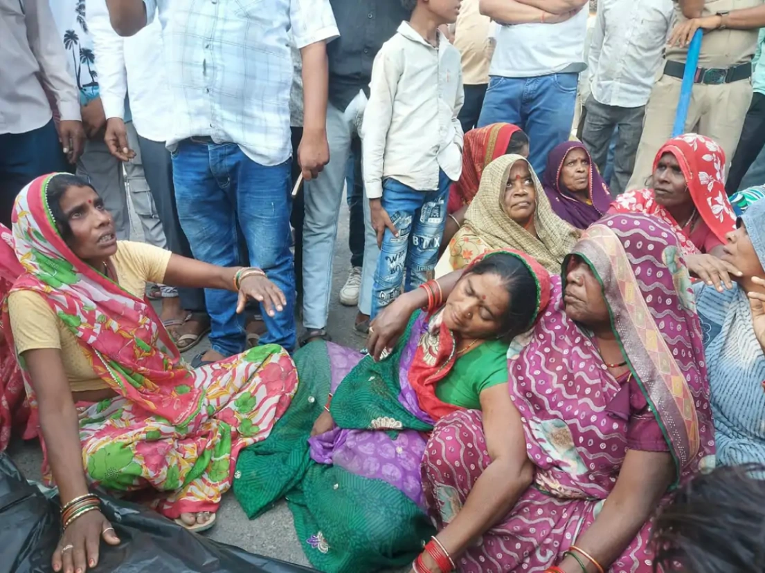 दमोह में अवैध शराब पीने से युवक की मौत: चक्काजाम कर बुलडोजर कार्रवाई की मांग; अधिकारियों की समझाइश के बाद माने परिजन
