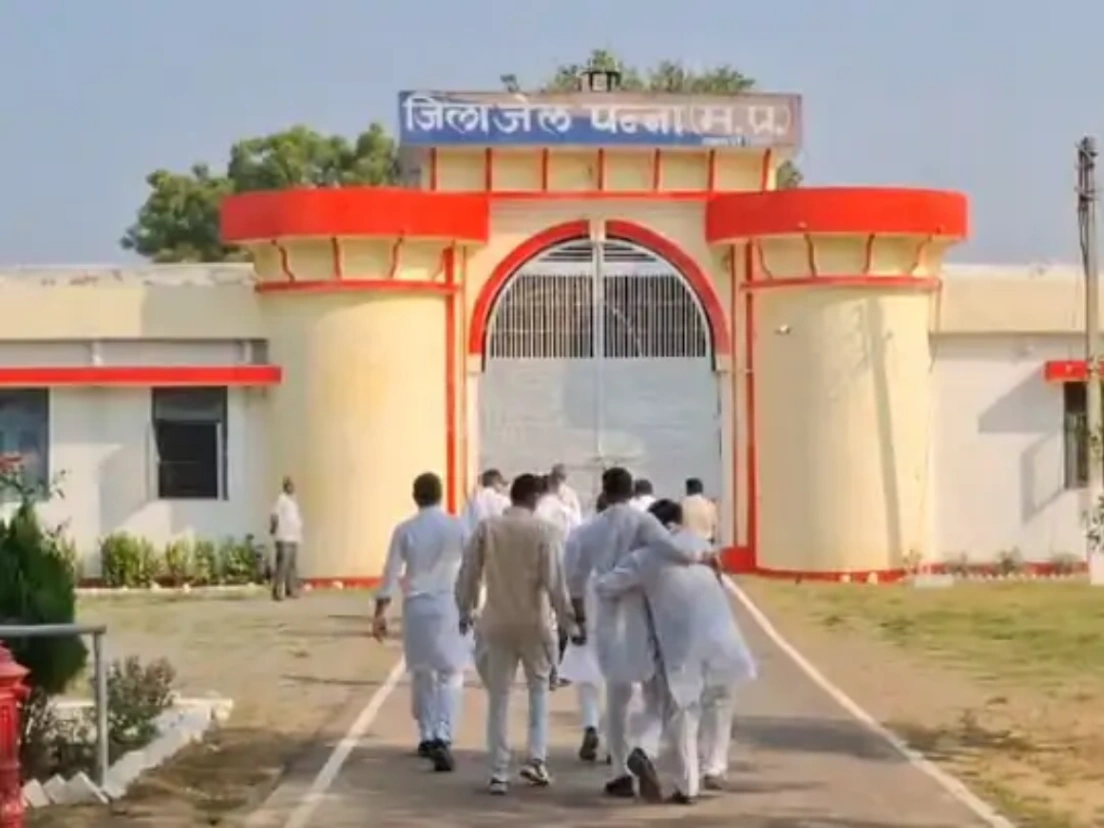दिव्या अहिरवार से मिलने पन्ना जेल पहुंचे जीतू पटवारी: बोले- इस सरकार की व्यवस्था अंग्रेजों से भी बदतर; जमीन और मुआवजे का उठाया मुद्दा