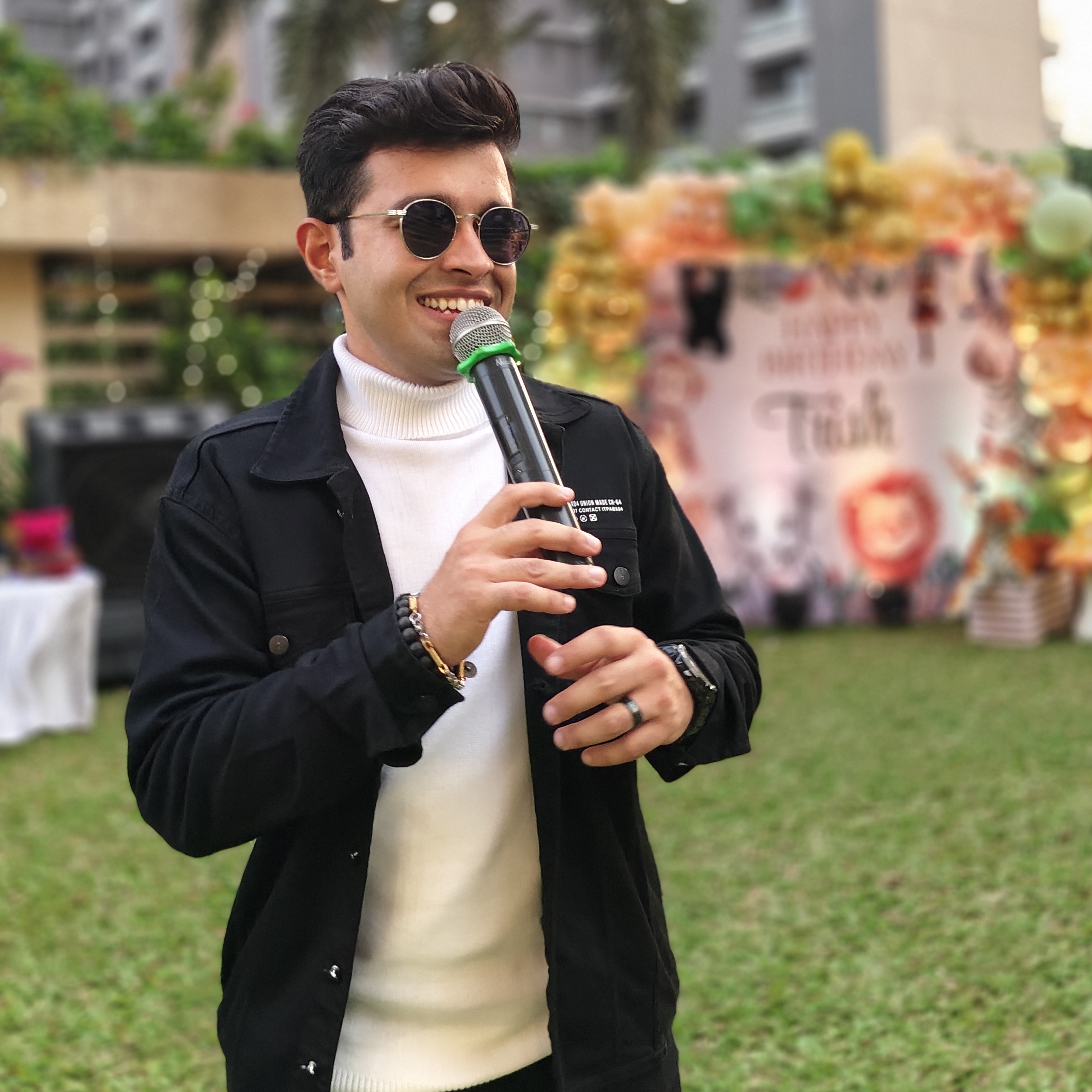 Girish Talreja Corporate Anchor / Podcast Host / Podcast Storytelling / Stage Actor / Stage Host / Show Host / Wedding Anchor artist profile photo on Kalamanch.art