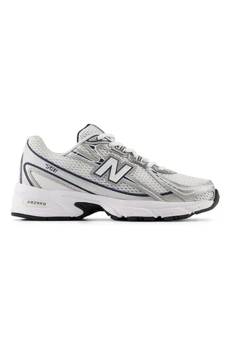 Обстоен преглед на текстилните спортни обувки New Balance в тъмносин и сребрист цвят
