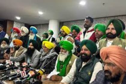 ਸੰਯੁਕਤ ਕਿਸਾਨ ਮੋਰਚਾ ਦੀ ਮੀਟਿੰਗ ਦੌਰਾਨ ਕਿਸਾਨ ਆਗੂ ਮੋਰਚੇ ਦੀ ਅਗਵਾਈ ਕਰਦੇ ਹੋਏ, ਡੱਲੇਵਾਲ ਦੀ ਭੁੱਖ ਹੜਤਾਲ ਤੇ ਚਿੰਤਾ ਜ਼ਾਹਰ ਕਰਦੇ।