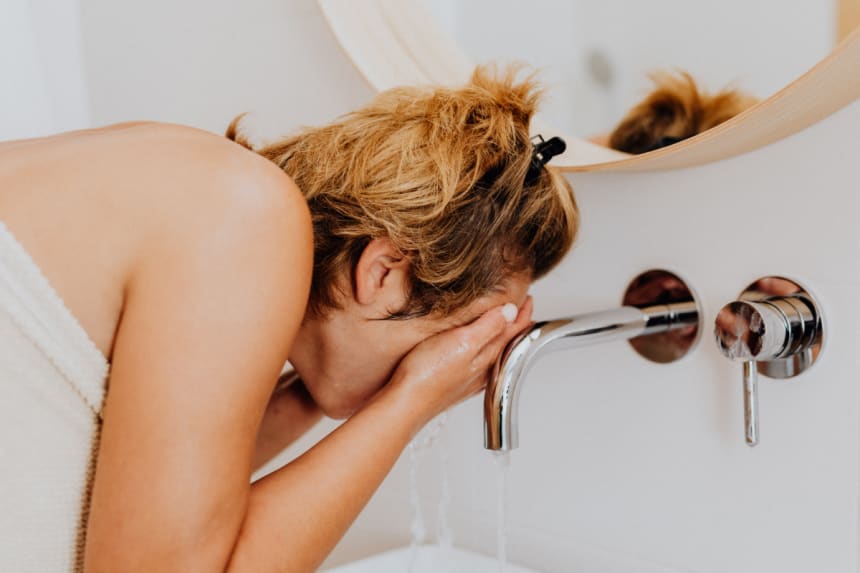 a women washing her face/health/punjabmode