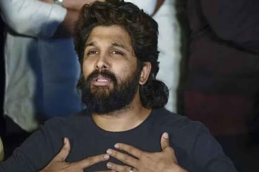 ਅਦਾਕਾਰ ਅੱਲੂ ਅਰਜੁਨ ਚਿੱਕੜਪੱਲੀ ਪੁਲੀਸ ਸਟੇਸ਼ਨ ਦੇ ਬਾਹਰ, ‘Pushpa 2’ ਸਕਰੀਨਿੰਗ ਦੌਰਾਨ ਭਗਦੜ ਮਾਮਲੇ ਵਿਚ ਪੁੱਛਗਿੱਛ ਲਈ ਪੇਸ਼ ਹੁੰਦੇ ਹੋਏ।