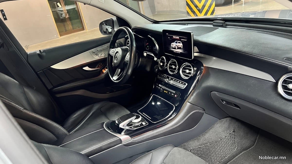 2019 Mercedes-Benz GLC 8