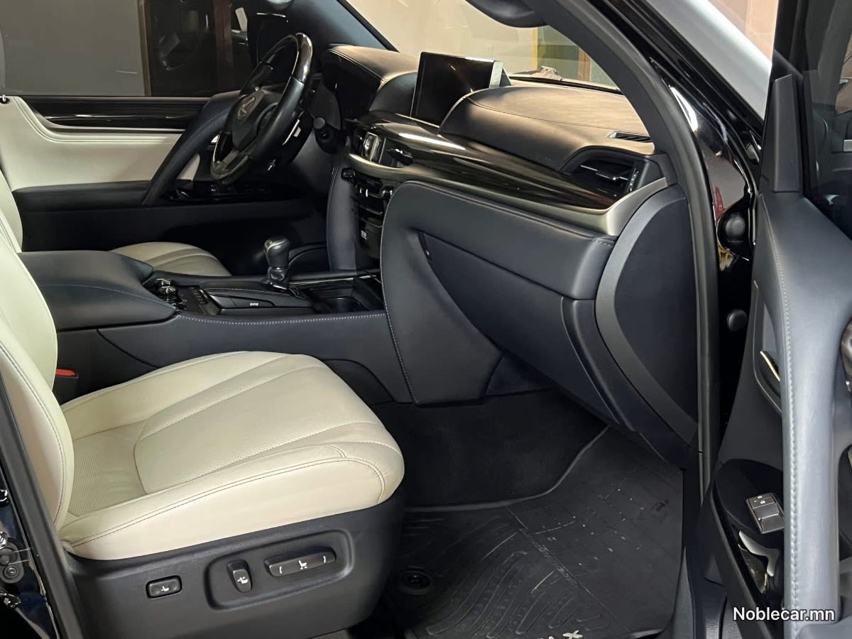 2019 Lexus LX570 3
