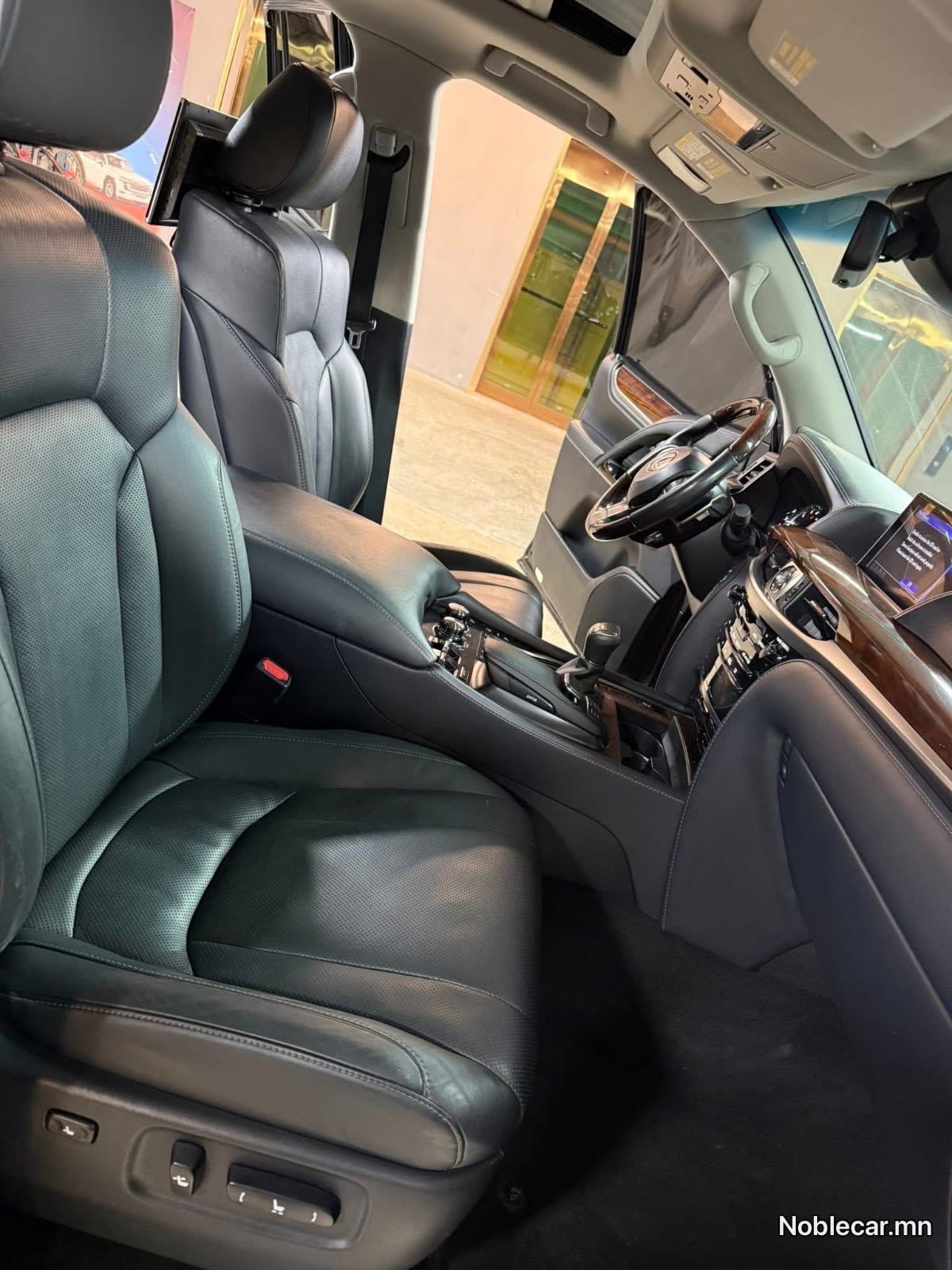 2020 Lexus LX 8