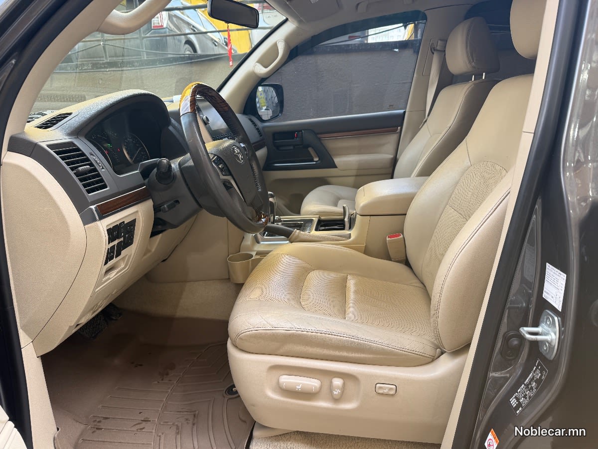 2018 Toyota Land Cruiser 200 6