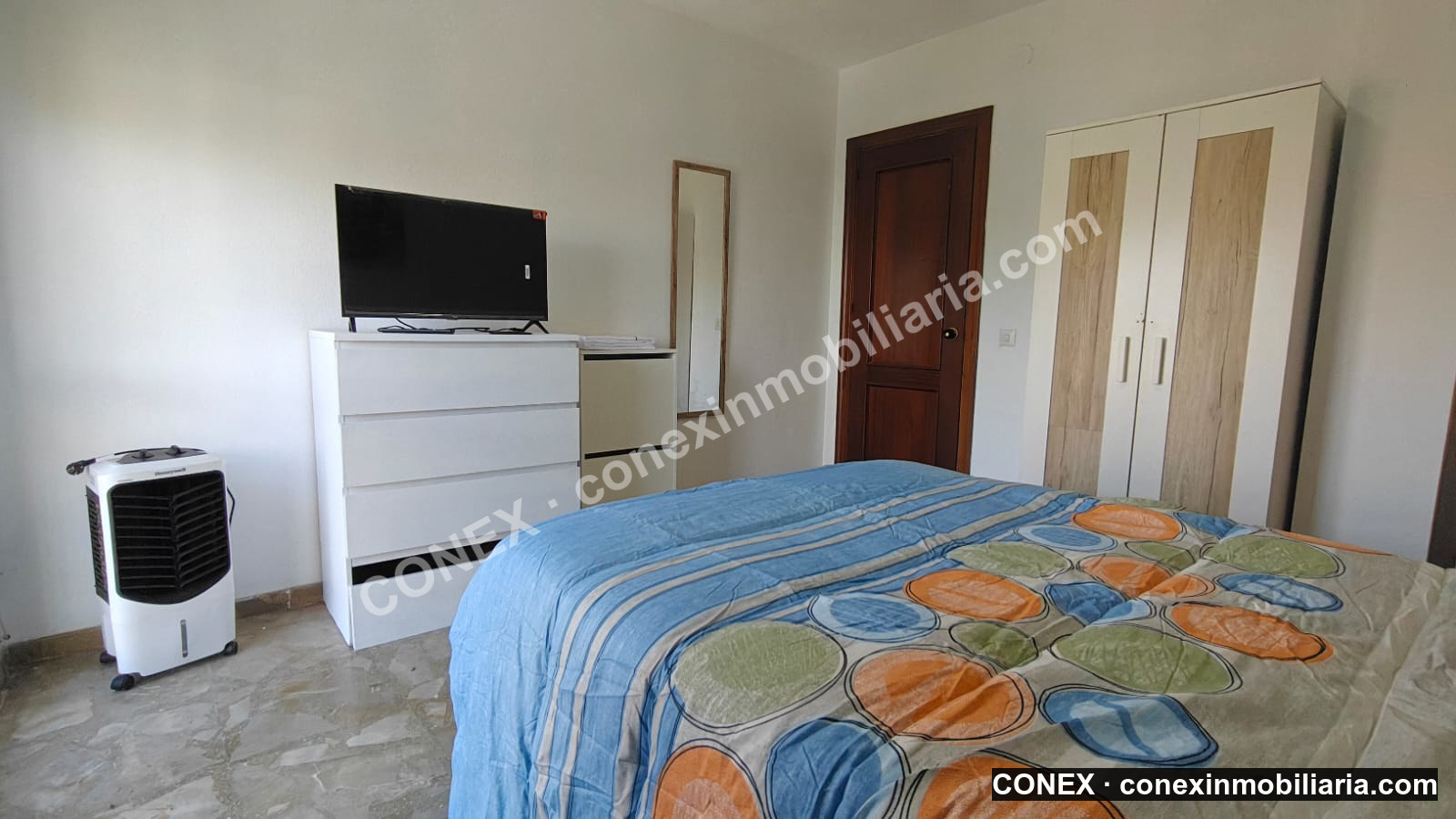 SE ALQUILA HABITACIÓN