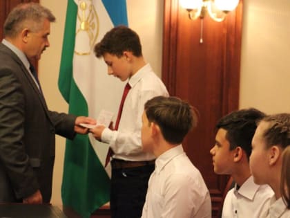 Михаил Закомалдин вручил паспорта юным гражданам республики