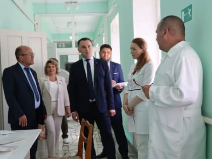 Партийный десант проверил благоустраиваемые объекты Мечетлинского района