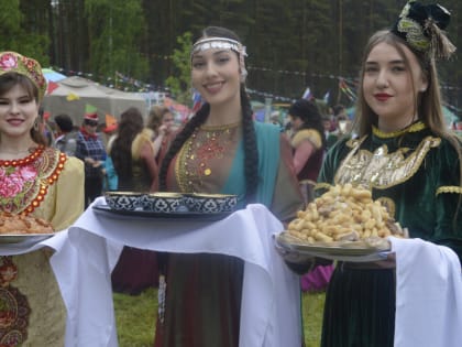 Отгремел Мечетлинский Сабантуй! На Майдане прошёл традиционный праздник плуга. Погодные условия не позволили насладиться в полной мере праздником, но несмотря на это состоялся, ярк