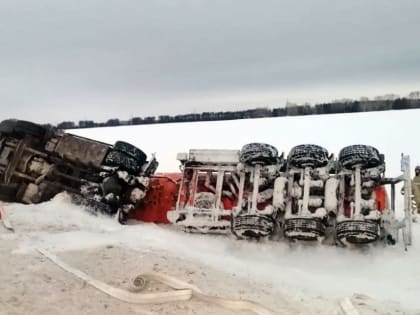 В Краснокамском районе Башкирии бензовоз опрокинулся в кювет