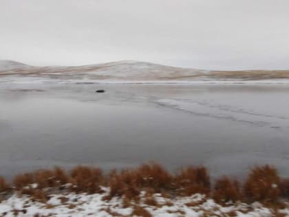 В Башкирии рыбак перевернул лодку посередине озера, но выплыл сквозь ледяное крошево