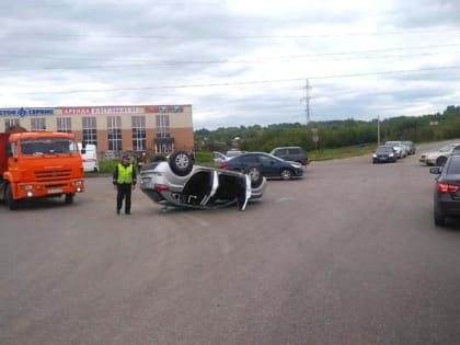 В Стерлитамаке перевернулась Lada XRay: пострадали две пассажирки