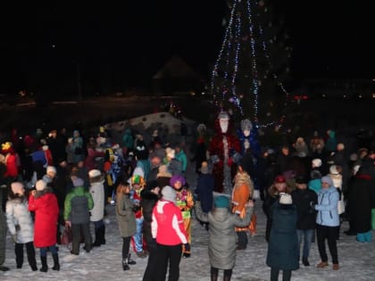 В населенном пункте Базилевка Калининского района открыли ледовый городок