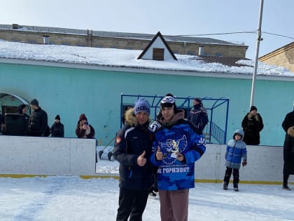 Встретили мужской праздник на льду