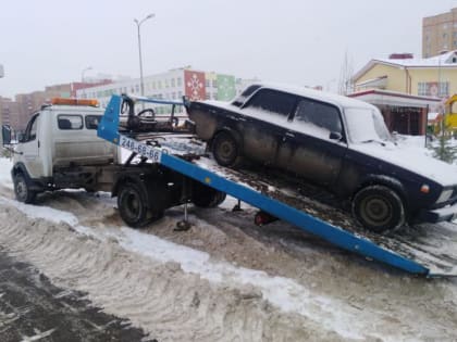 В Демском районе продолжается уборка снега с помощью специализированных средств