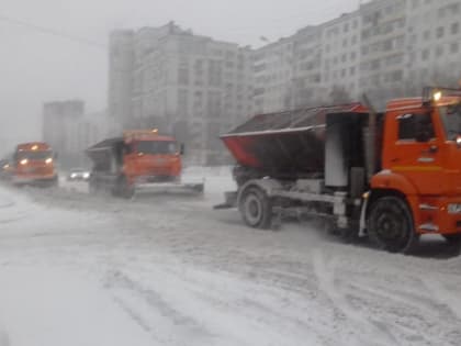 На улицах Кировского района полным ходом идет уборка снега