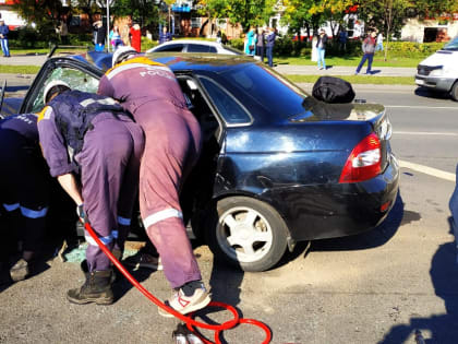 В Уфе сотрудники МЧС достали водителя из искореженной машины