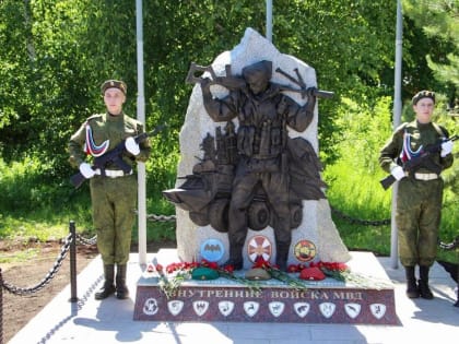 В Белебее открыт памятник воинам Внутренних войск и спецназа