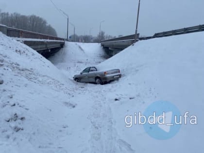 Пассажирка пострадала после съезда автомобиля в кювет на трассе Уфа – Оренбург