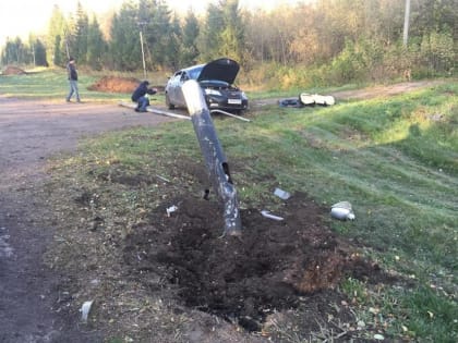 В Башкирии автомобиль врезался в столб и опрокинулся, есть погибший