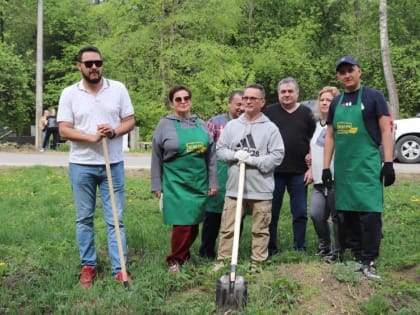 В День поминовения и почитания на «Аллее Славы» прошел субботник