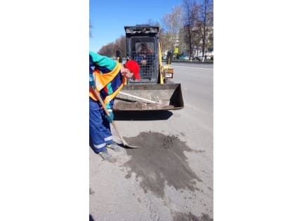 В Советском районе жилищно-коммунальные службы продолжают работы по санитарной очистке и благоустройству территорий