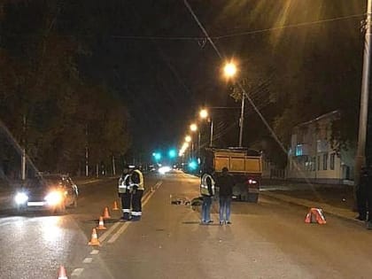 В Уфе под колесами «КамАЗа» погибла женщина, переходившая дорогу в неположенном месте